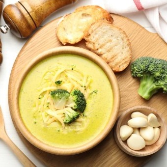شوربة البروكلي بجبن الشيدر