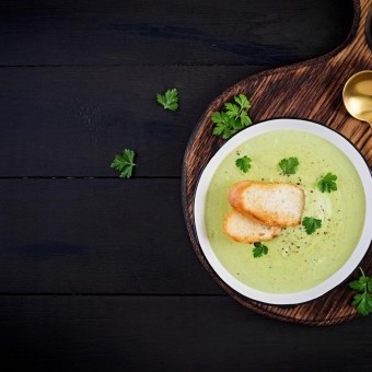 شوربة الأفوكادو بمرق الخضار