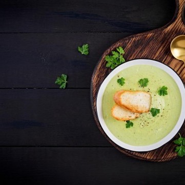 شوربة الأفوكادو بمرق الخضار