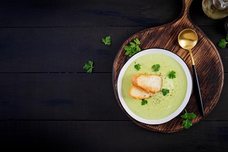 شوربة الأفوكادو بمرق الخضار