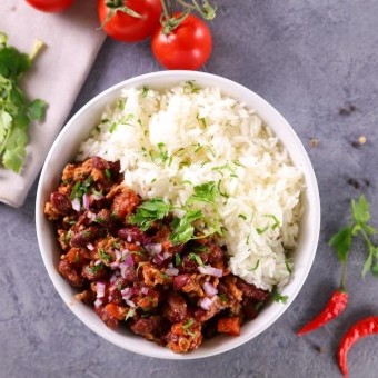 رز أبيض مع صوص الدقوس