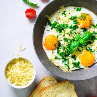 بيض بالأعشاب