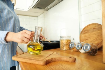 تنظيف المطبخ بعد قلي طعام دهني من دون بقايا