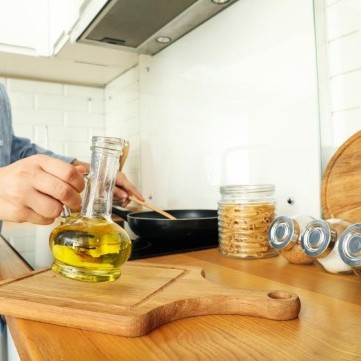 تنظيف المطبخ بعد قلي طعام دهني من دون بقايا