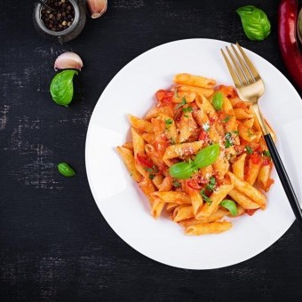 مكرونة بصلصة الطماطم والثوم الحار