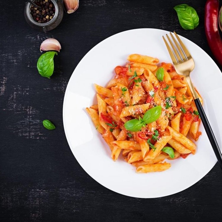 مكرونة بصلصة الطماطم والثوم الحار
