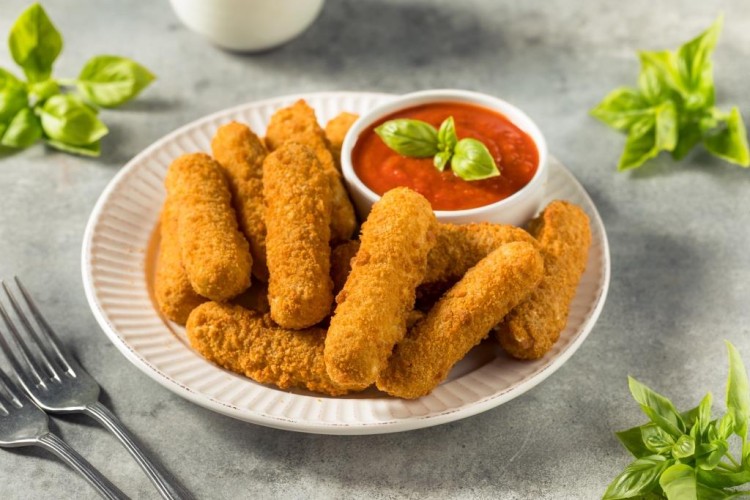 أصابع موزاريلا مقلية مع صوص المارينارا