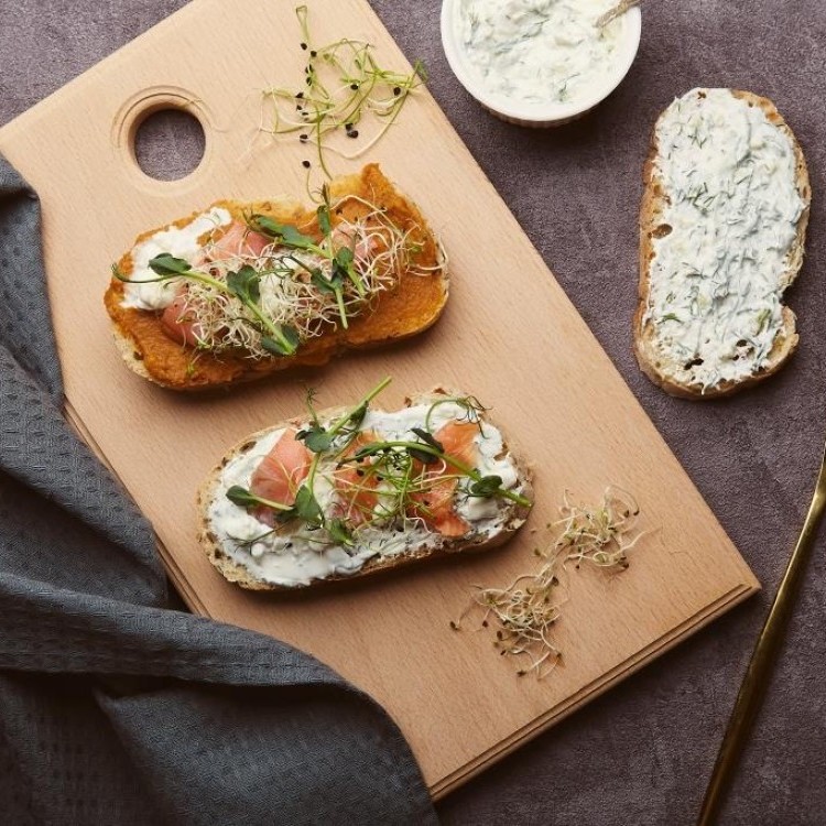 سمك السلمون المدخن على خبز محمص بالخردل والثوم المعمر وزبدة الشبت