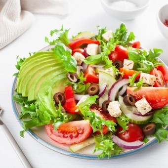 سلطة الأفوكادو اليونانية للكيتو دايت