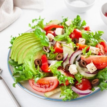 سلطة الأفوكادو اليونانية للكيتو دايت