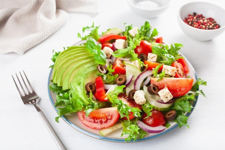 سلطة الأفوكادو اليونانية للكيتو دايت