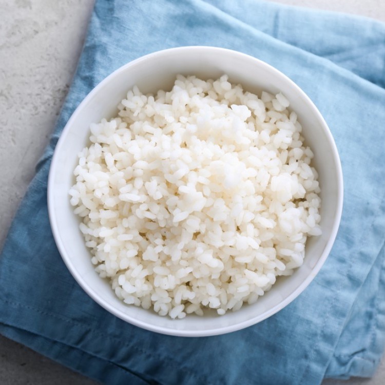 أعدي الأرز الأبيض المفلفل دون تعجين