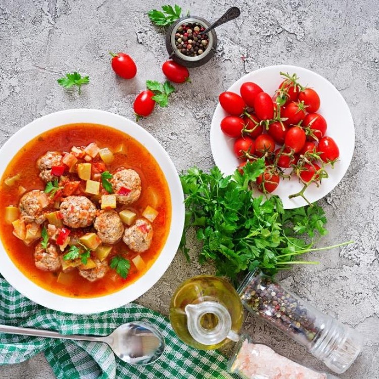 شوربة كرات اللحمة بالخضراوات