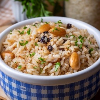 الأرز البسمتي بالدجاج والمكسرات