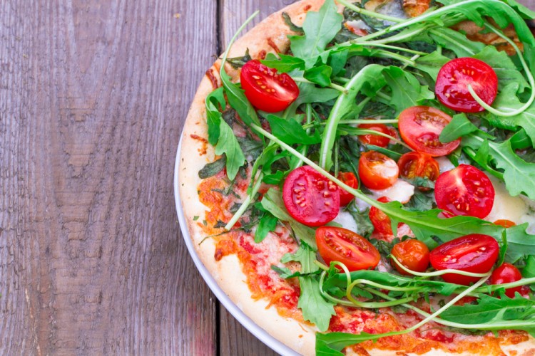 بيتزا الجرجير والطماطم الصحية للرجيم