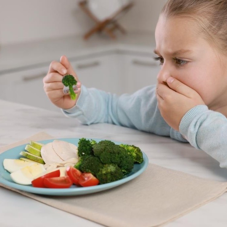 طفل يرفض أكل البروكلي