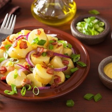 ألذ وصفات سلطات البطاطس المنزلية
