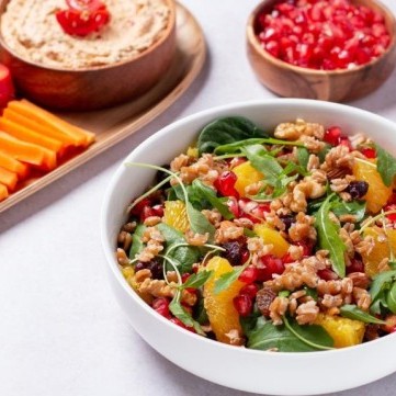 سلطة السبانخ بالمكسرات