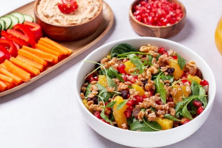 سلطة السبانخ بالمكسرات