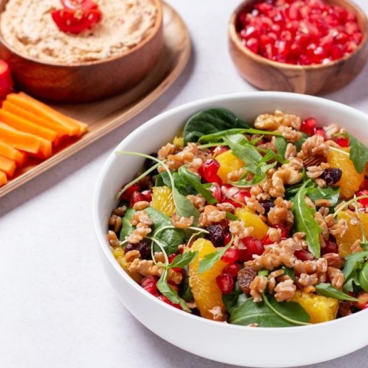 سلطة السبانخ بالمكسرات