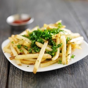 البطاطس المقلية بالثوم والبقدونس