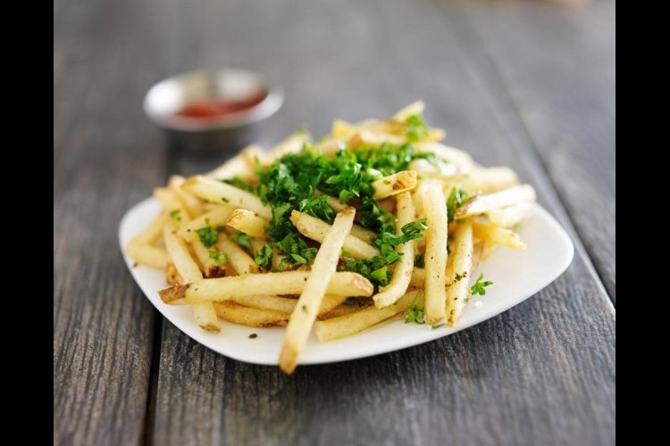 البطاطس المقلية بالثوم والبقدونس