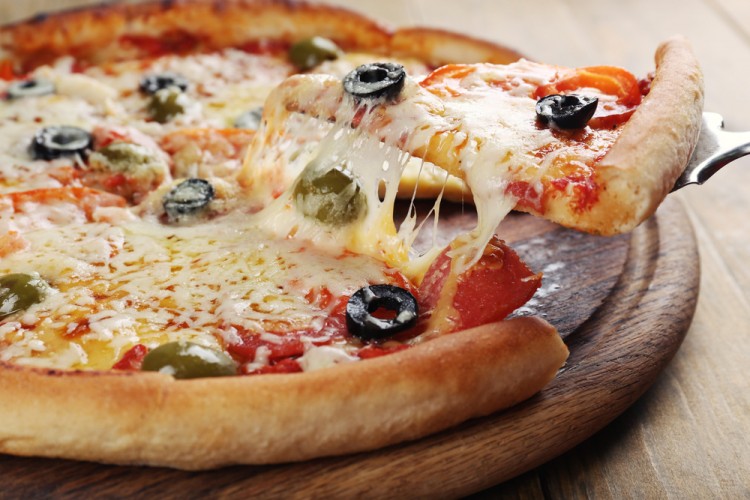 طريقة عمل البيتزا بالجبن والزيتون