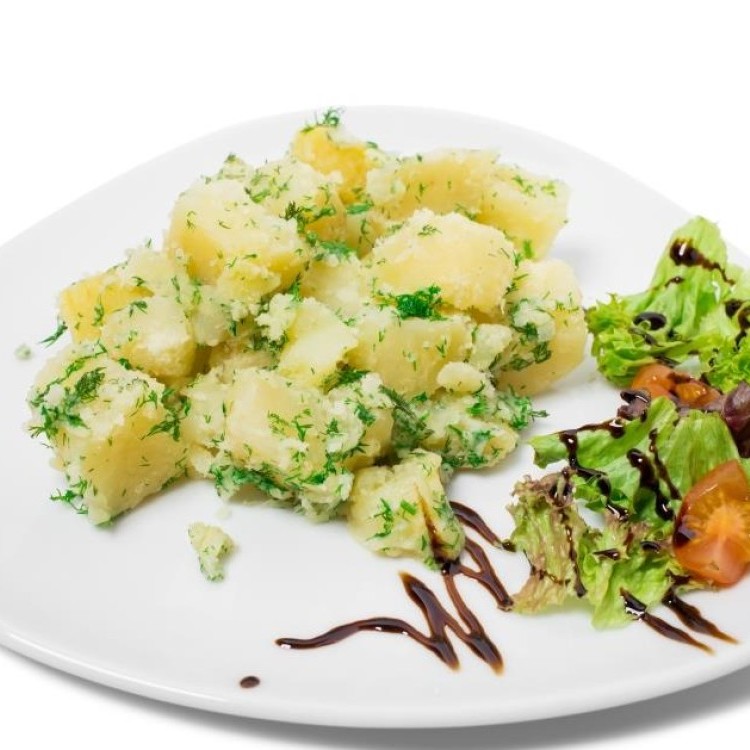 سلطة البطاطا المسلوقة بالبقدونس الصحية