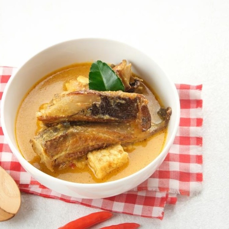 سمك بالكاري وحليب جوز الهند