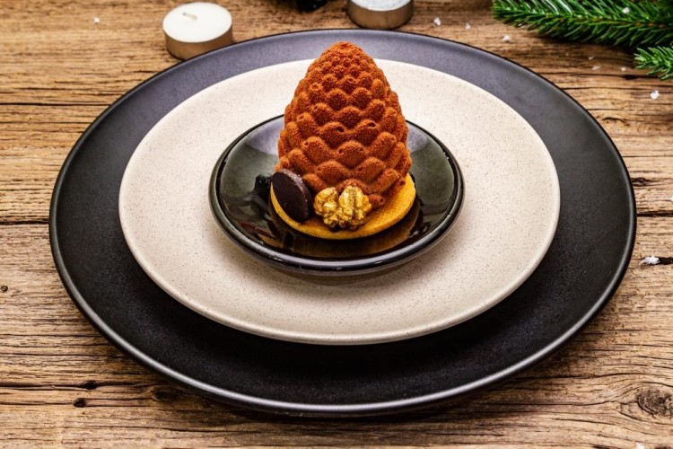 موس الشوكولاتة الصنوبرية المخملي