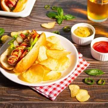 ساندويش الهوت دوغ مع الشيبس