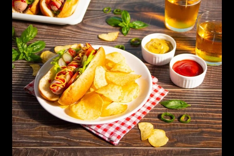 ساندويش الهوت دوغ مع الشيبس