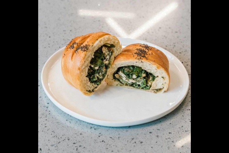 خبز السبانخ المحشو بالجبن