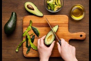كيف تحفظين الأفوكادو بعد التقطيع بدون أن يسوّد