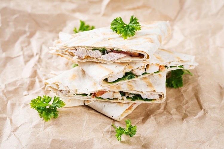 ساندويش دجاج بالسبانخ والجبن