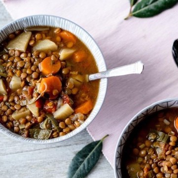 شوربة عدس بالخضار