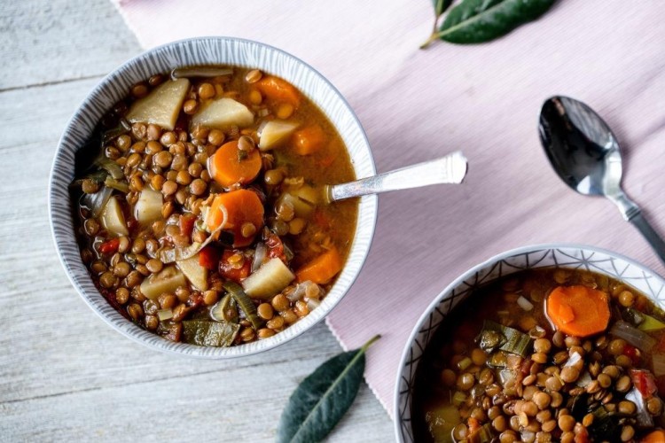 شوربة عدس بالخضار