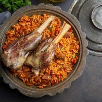 كبسة اللحمة السعودية وسلطة الدقوس