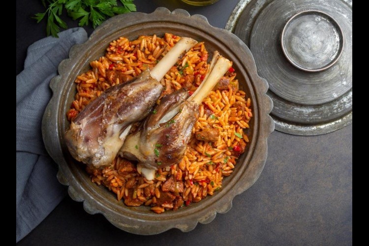 كبسة اللحمة السعودية وسلطة الدقوس