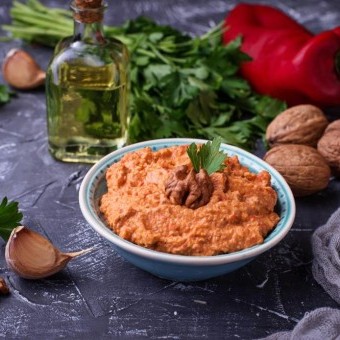 المحمرة بالجوز ودبس الرمان