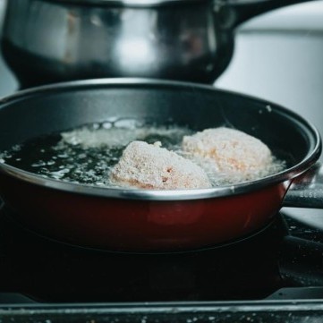 إليك السبب وراء التصاق الطعام الدائم بأواني الطبخ