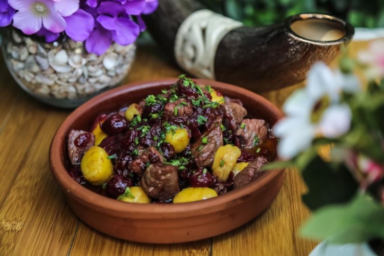 طاجين اللحم بالبرقوق