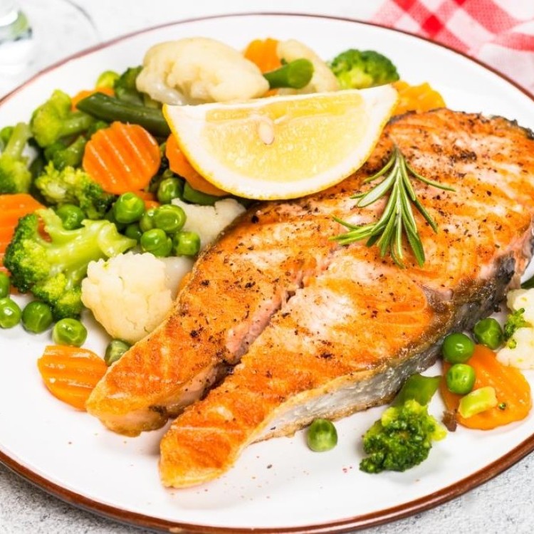 سلمون مشوي مع خضار سوتيه للرجيم