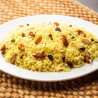 أرز بالتوابل والمكسرات والزبيب