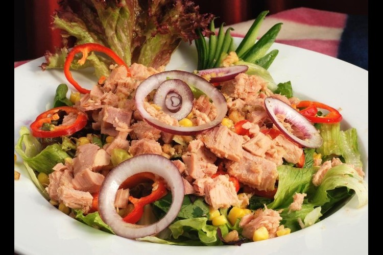 سلطة التونة بدون مايونيز