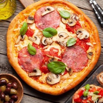 البيتزا بالعجينة السائلة بالموزاريلا والسلامي