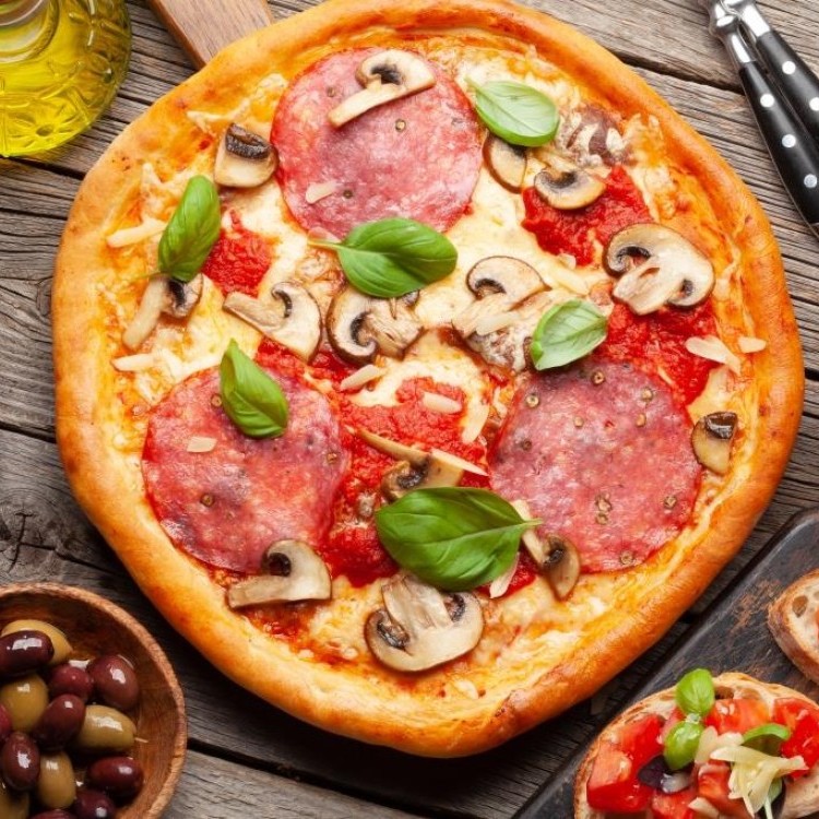 البيتزا بالعجينة السائلة بالموزاريلا والسلامي