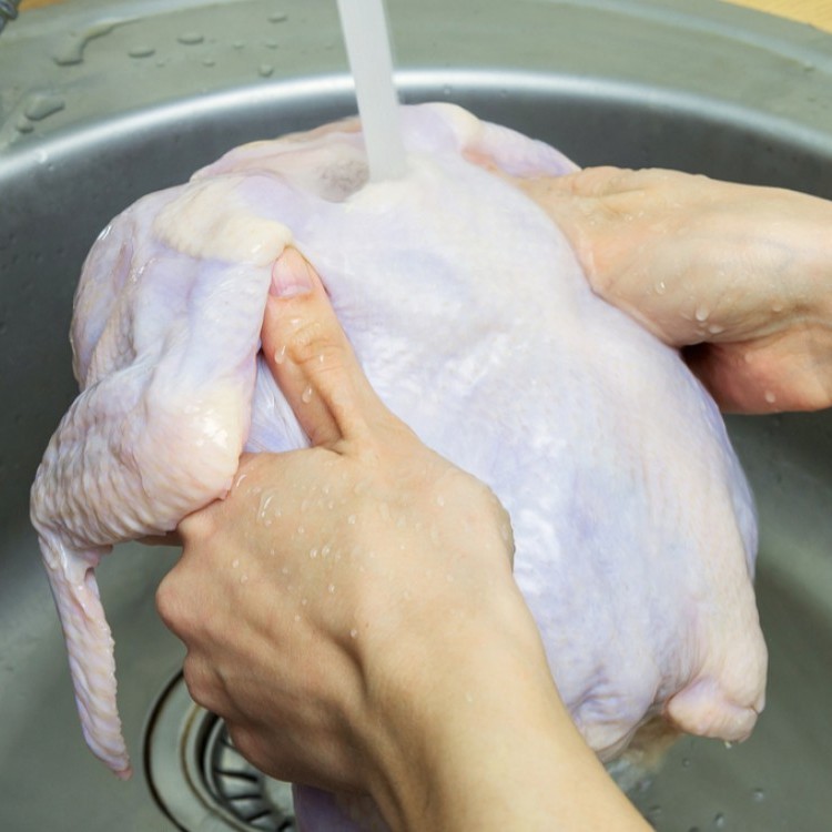 تحذير: لا تغسلوا الدجاج قبل الطهي