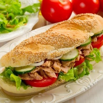 ساندويش الباغيت بالتونة والخضار