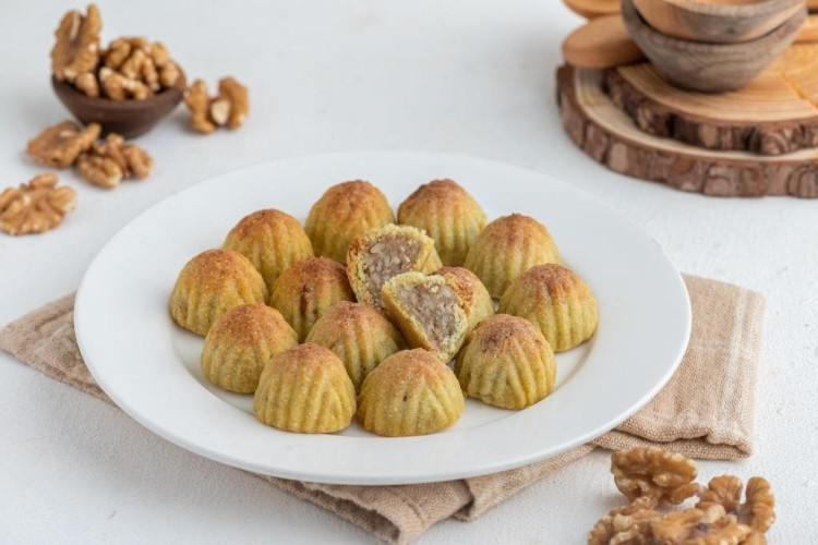 معمول الجوز بالقرفة وماء الزهر